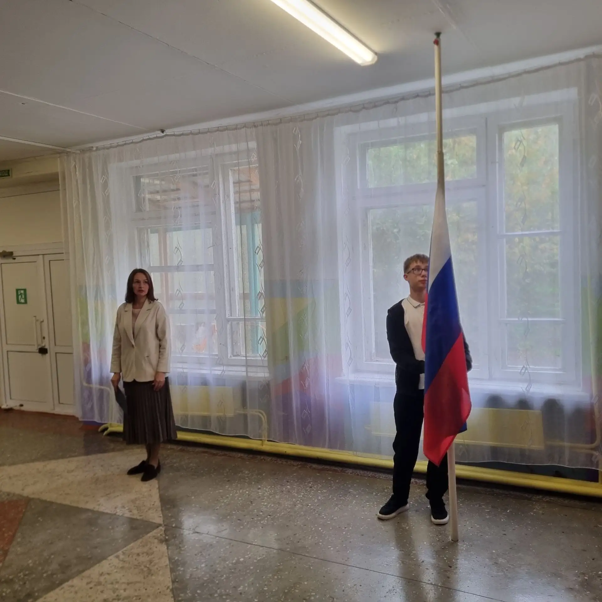 В нашей школе прошла первая торжественная церемония поднятия Государственного флага Рос...