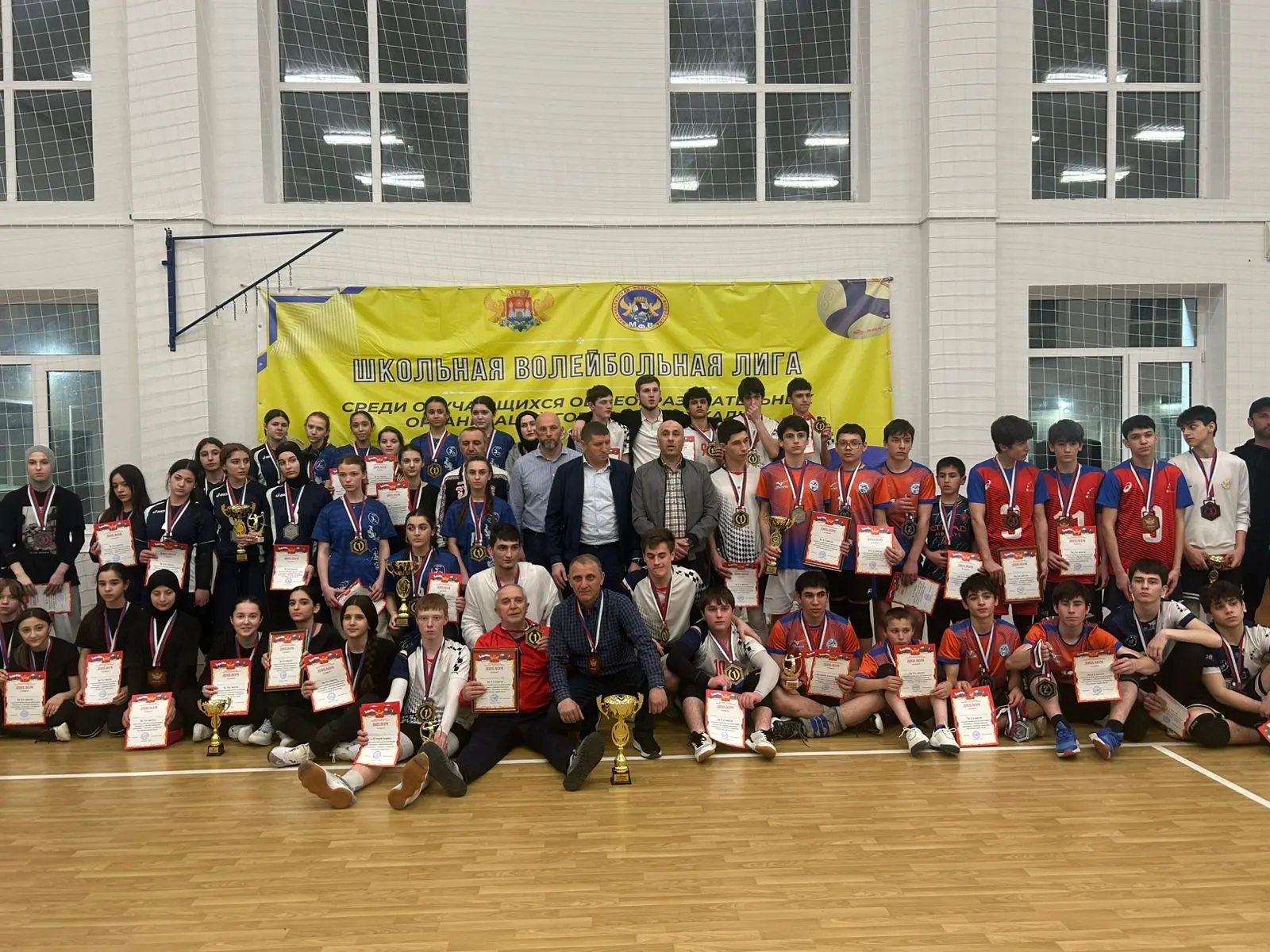 В Махачкале определили сильнейшие школьные команды! 🏐🏆  В столице Дагестана на базе столичных школ №