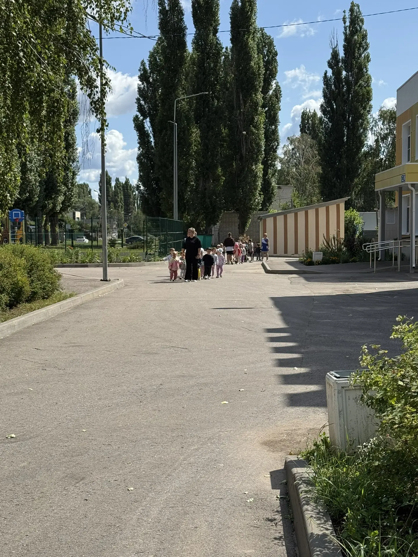 Воспитанники нашего детского сада вышли на прогулку. Только ребята успели выбежать на п...
