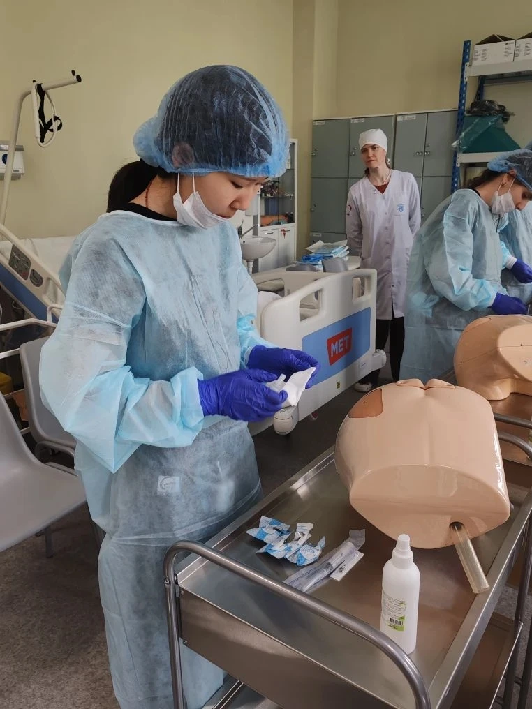 🏥 Будущие медики на практике: профпробы в Медицинском колледже №1!  🚑  🧑‍⚕️ Обучающиеся 9-х классов 