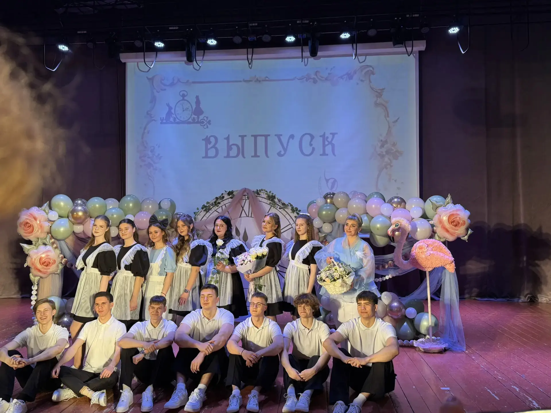 Говорят, идеальных классов не бывает. А вот и бывает! 🔔 Последний звонок прогремел, и отличный 11"И"