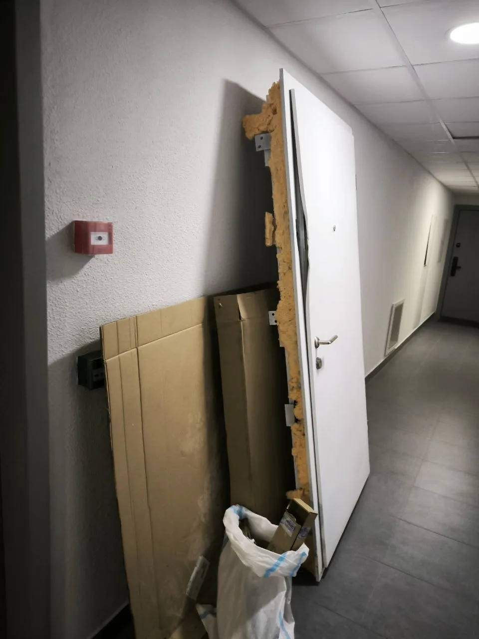 Соседи из 256 квартиры уберите пожалуйста мусор, стоит уже более 2х месяцев.