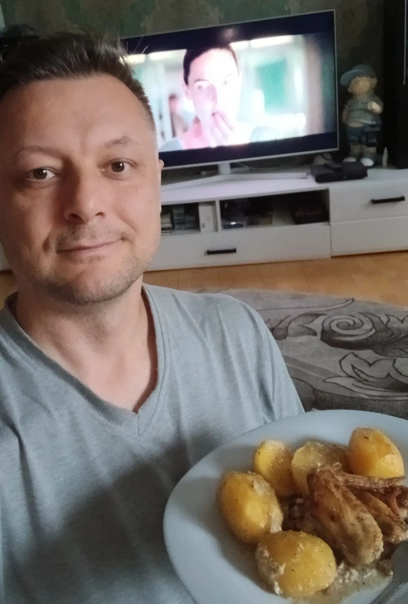 Меня сегодня кормят картошкой с крылышками 😁