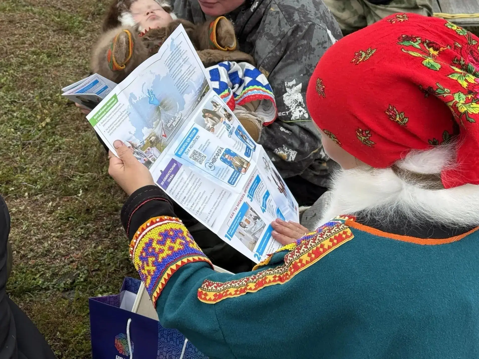 Тундра объединяет!  В канун Дня оленевода семья Вэненго собрала соседей из семи других ...