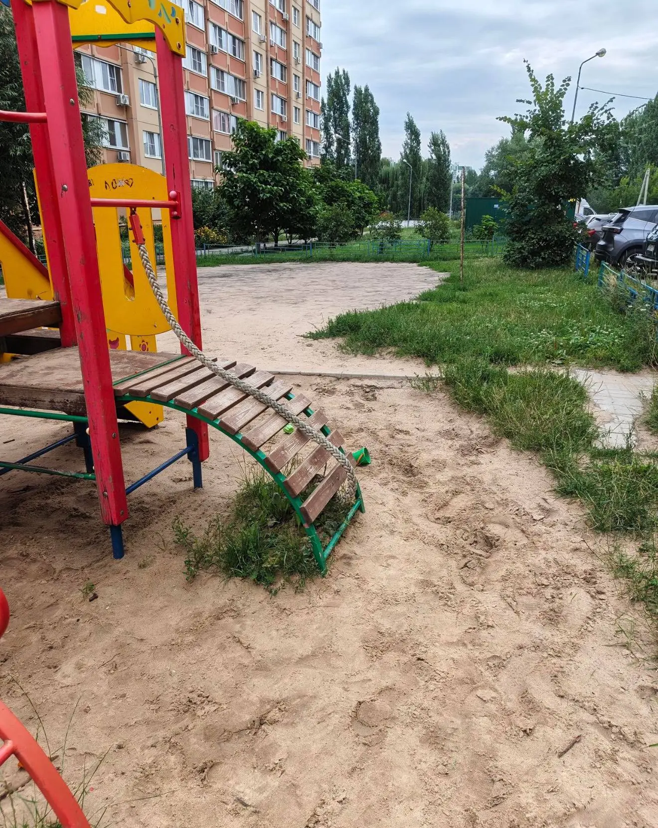 📍Воронеж, Тепличная улица, 26/3

Состояние детской площадки оставляет желать лучшего.... С 2015 год