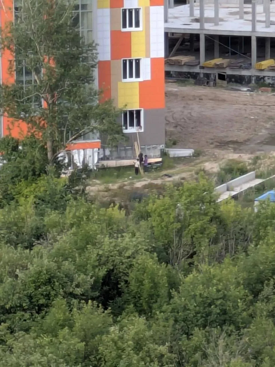 Вчерашний день на стройке облбольницы на проспекте Плевицкой выдался тревожным: компания подростков 
