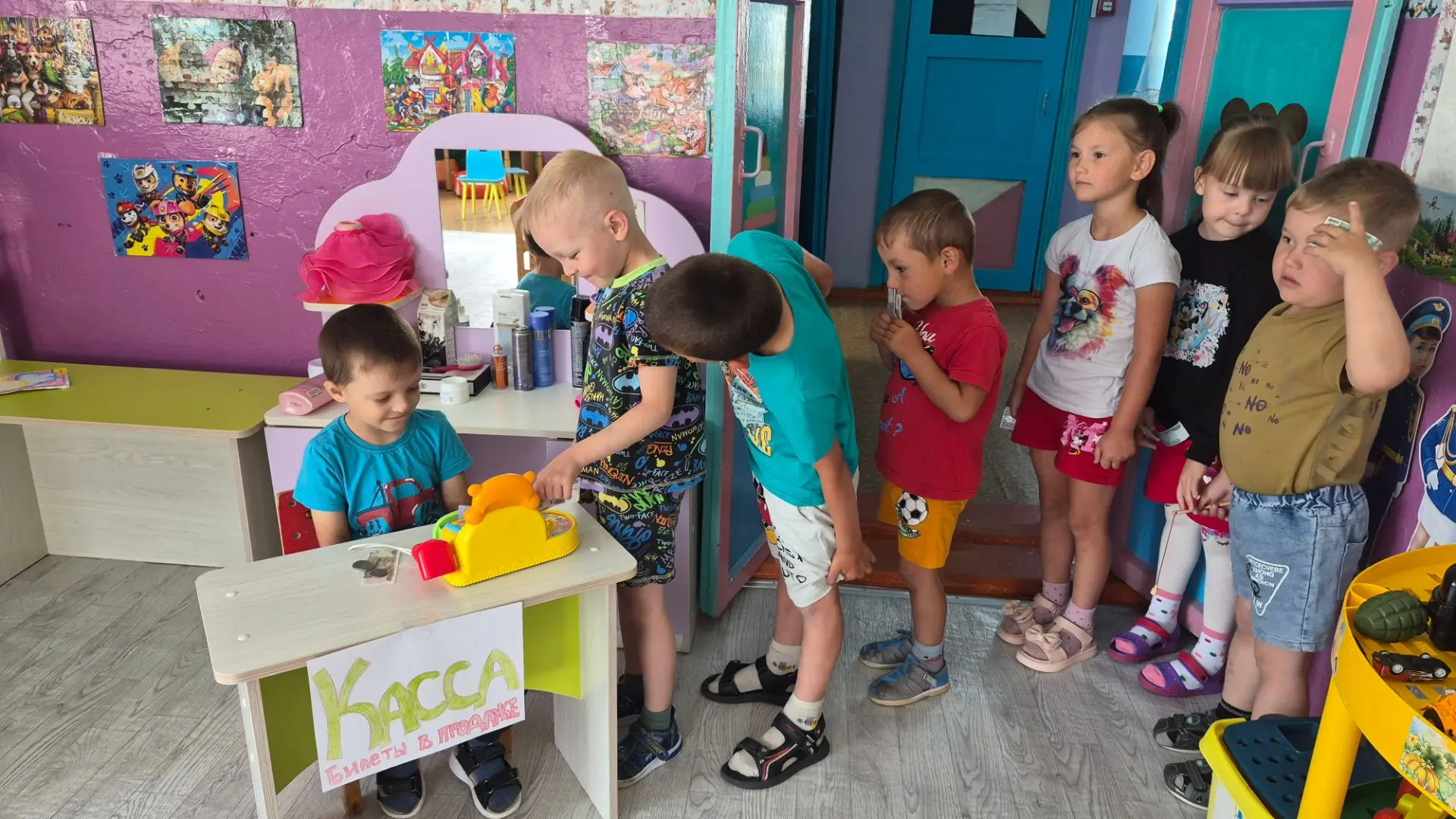 🎭 Мы — артисты! День искусства в нашем детском саду 🌟
С самого утра ребята перевоплотились в насто