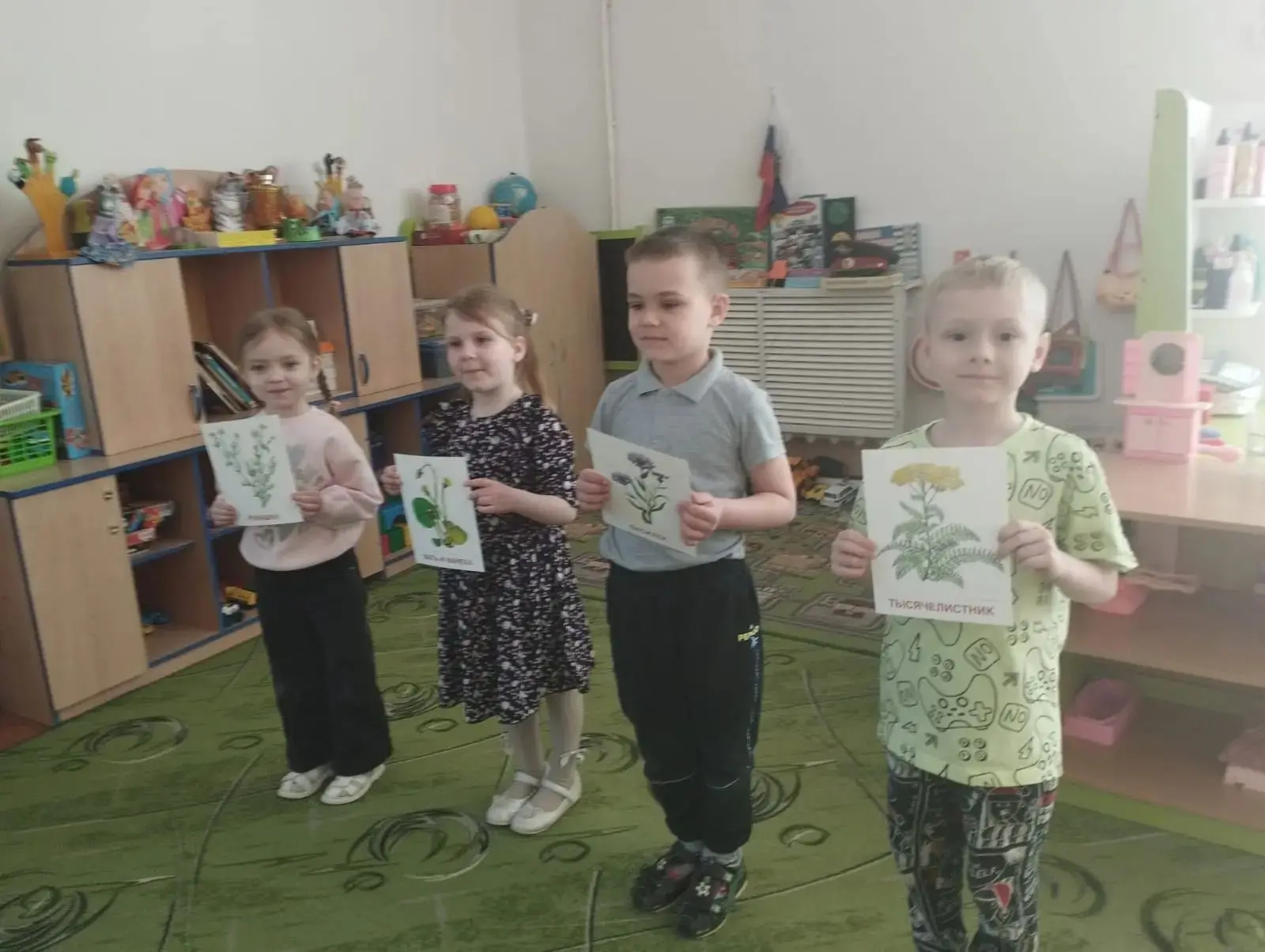 Дети вышли погулять,
 За природой наблюдать:
Вот деревья и кусты,
 Вот красивые цветы,
Вот букашки в
