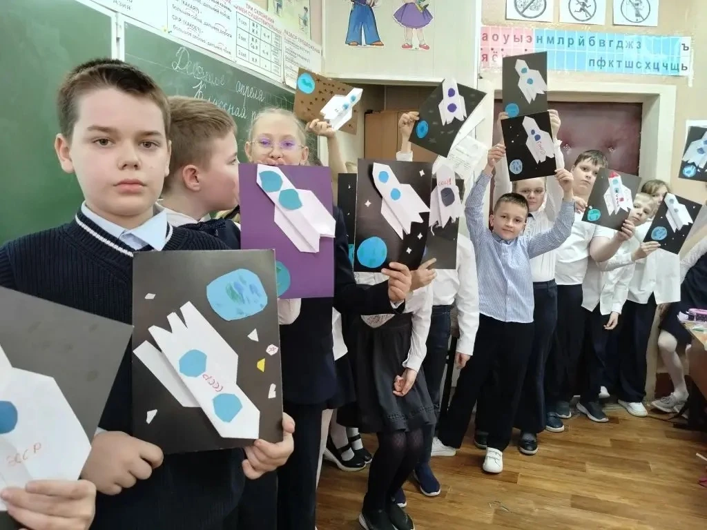 🚀 К звёздам своими руками! 🚀  Наши юные «космонавты» из начальной школы уже готовы покорять галактик