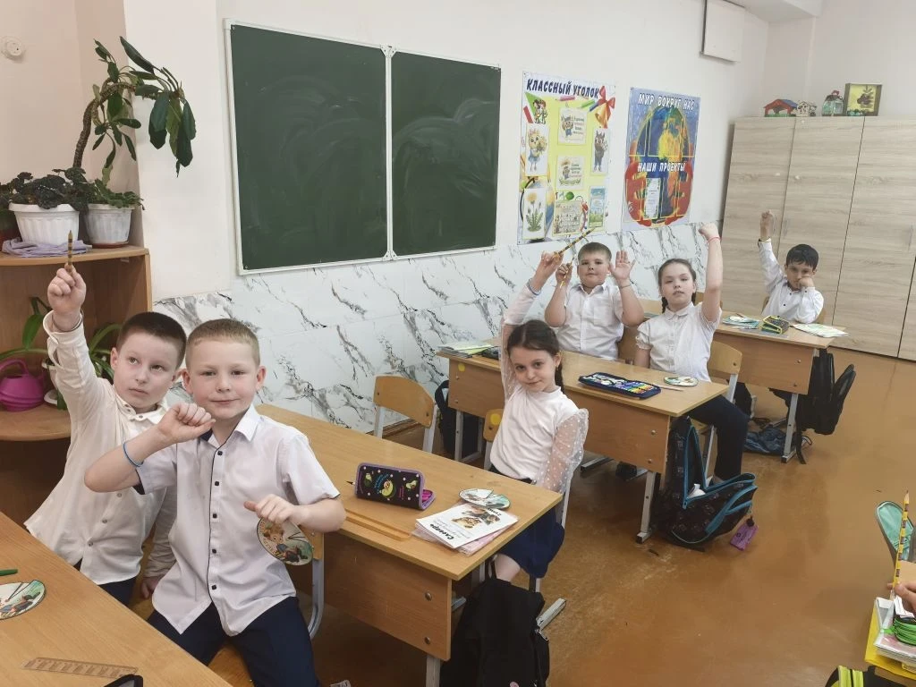 На последнем уроке в этом учебном году лучшие ученики 2б, которые выучили  таблицу  умножения, получ