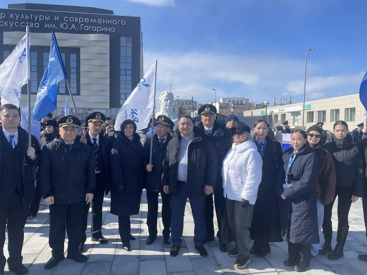 Сотрудники авиакомпании «Якутия» приняли участие в церемонии возложения цветов к памятн...
