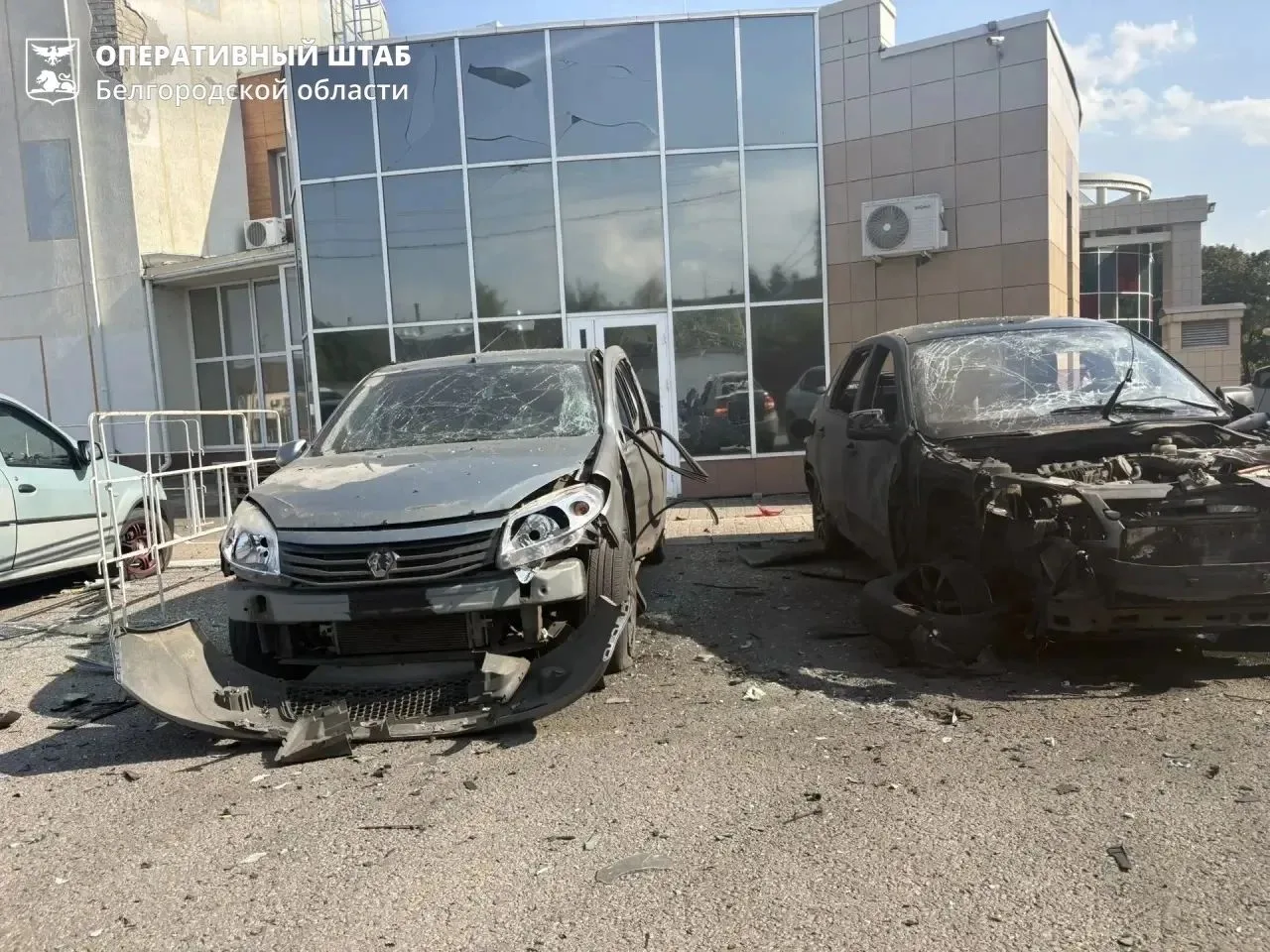 ❗В Ракитном FPV-дрон нанёс удар по парковке — повреждены три автомобиля, остекление и ф...