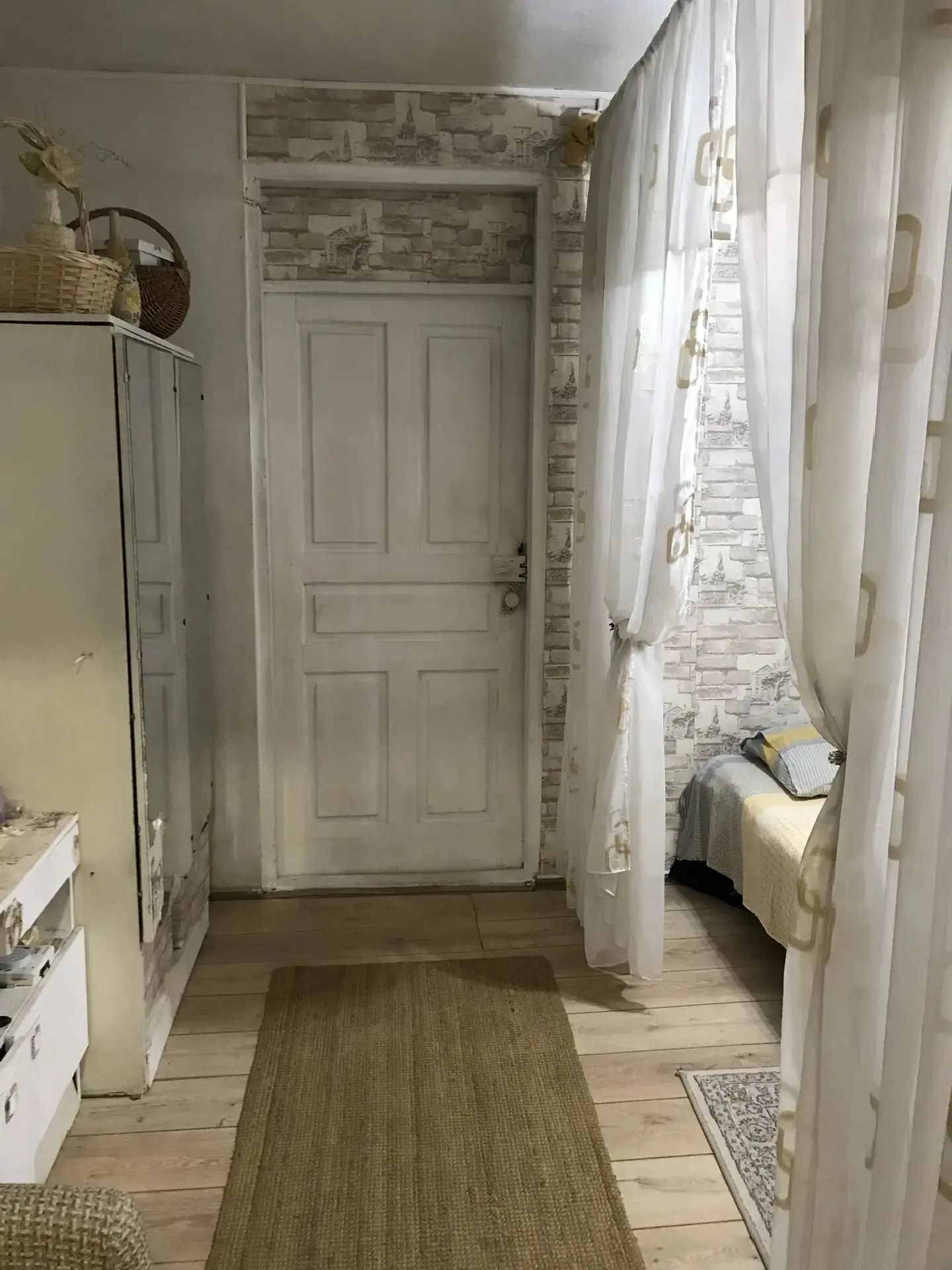 #ГУДАУТА   Сдается в частном 2-этажном доме два 2-комнатных номера ( четыре спальных места ). Кухня 