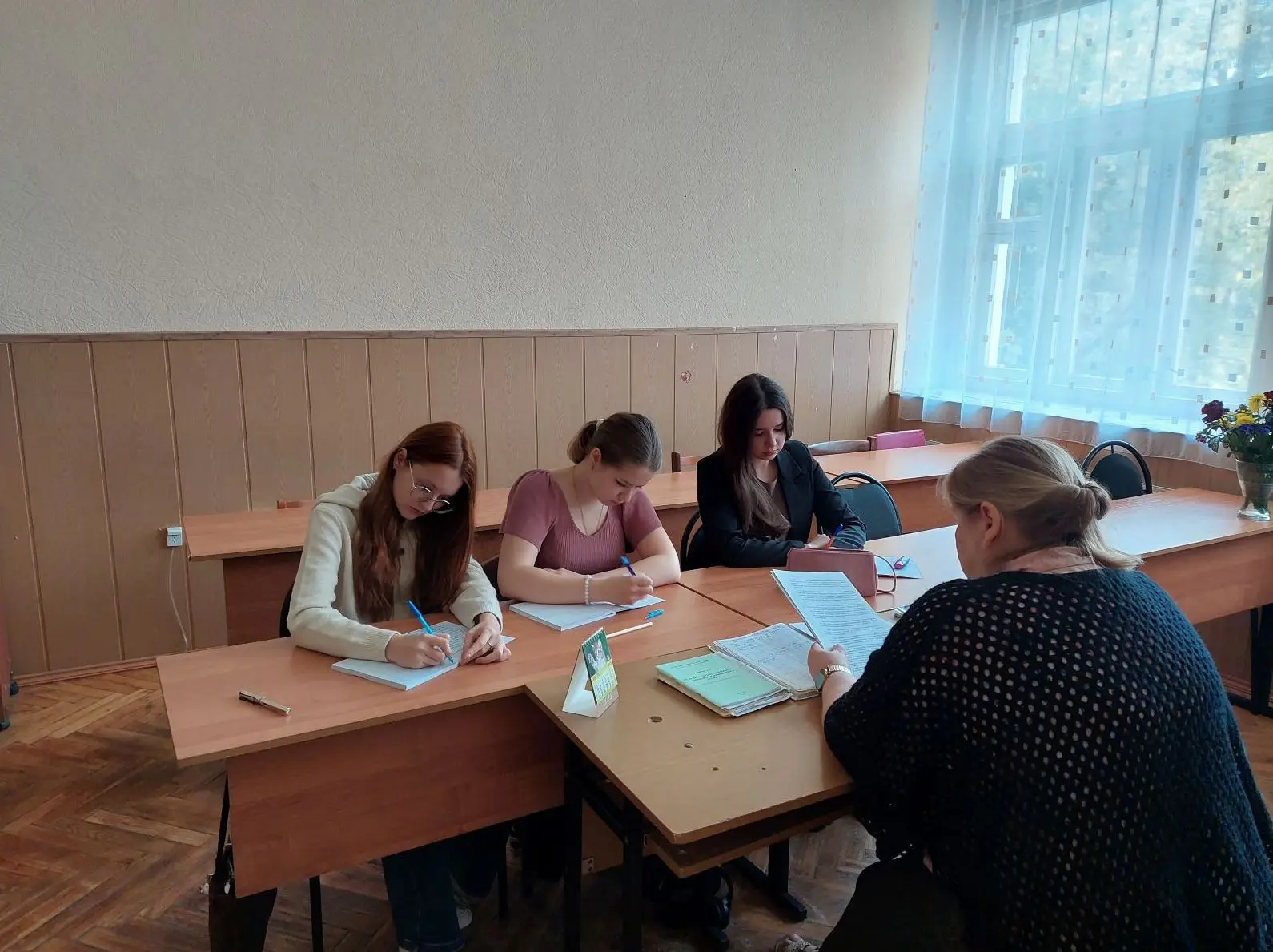 Началась вторая неделя занятий в колледже. Кажется, все нашли нужные кабинеты, встретил...