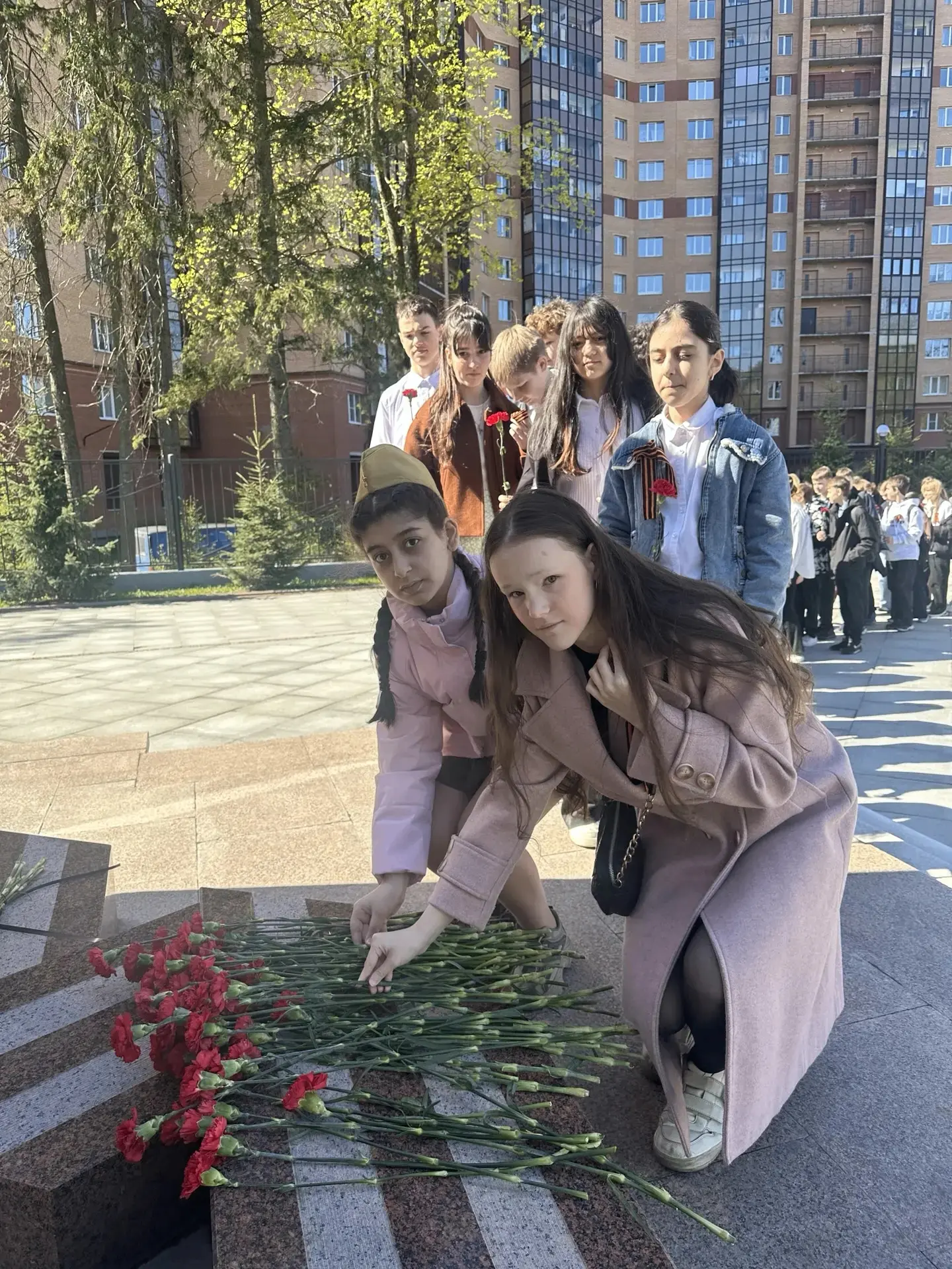 Торжественный митинг   8 мая ученики 6Г и 6Д классов в сопровождении классных руководителей Ирины Ни