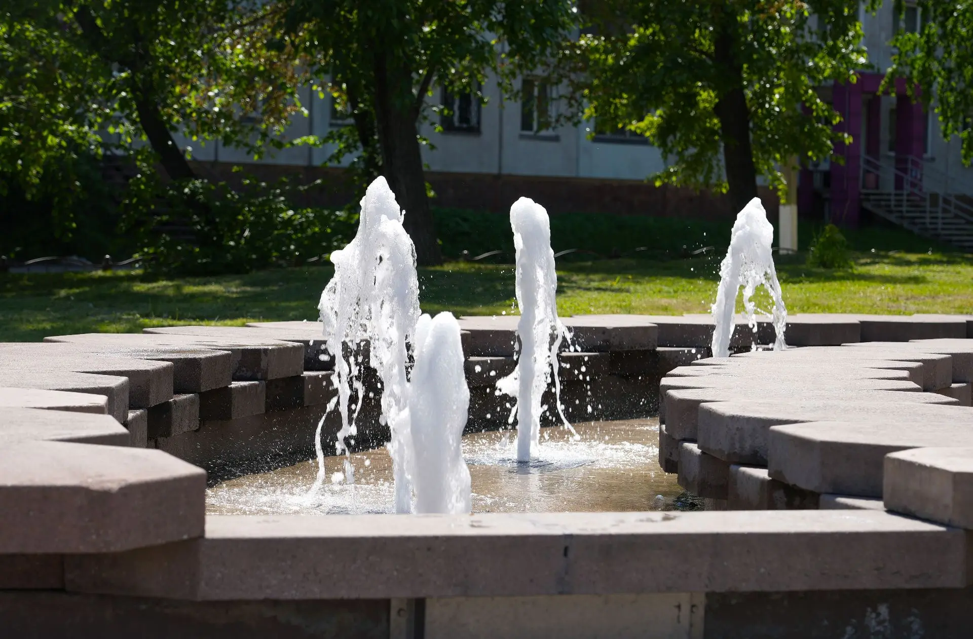 💦В Бийске заработали фонтаны ⁣ В этом году их обслуживает подрядная организация из Барнаула. Специал