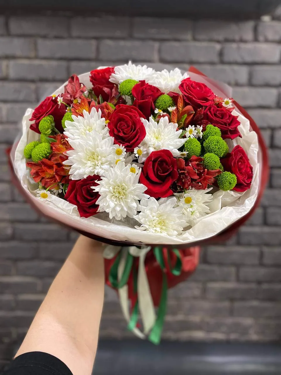 Букет, который говорит громче слов. 

Сочные красные розы, воздушные белые хризантемы, выразительные