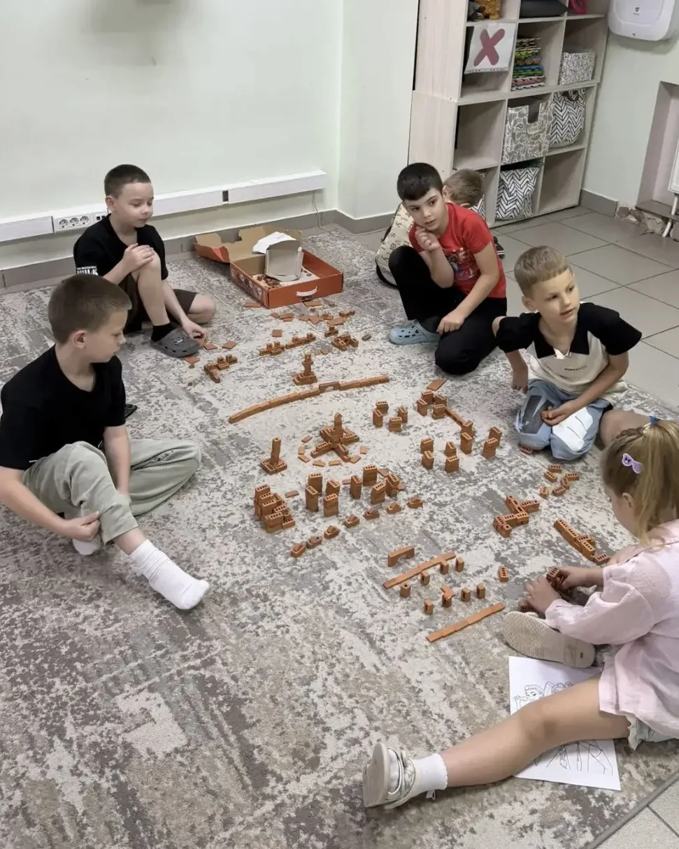 На фото наши чудесные ребята в летнем клубе «Город открытий» 🗺️ 

Лето — это время дружбы, творчест