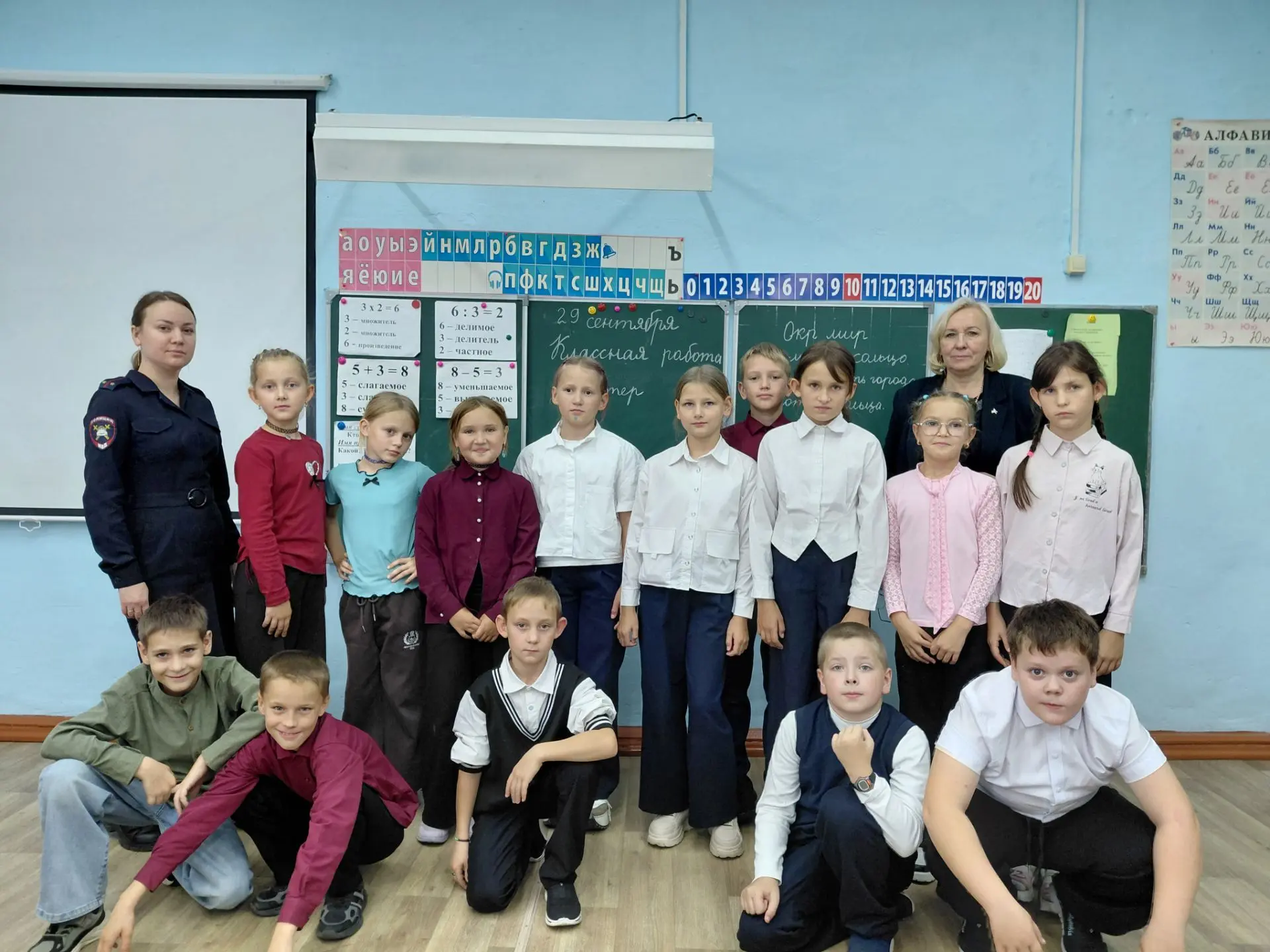 Сегодня к ребятам 3 б класса  заглянула Жигулёва Дарья Сергеевна — лейтенант полиции по...