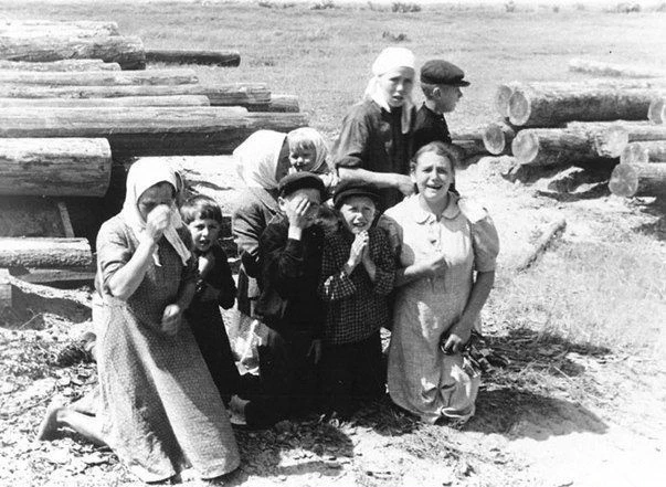 ЧТОБЫ ПОМНИЛИ

Мой покойный дедушка поделился со мной историей из войны.

Фашисты пришли в их деревн