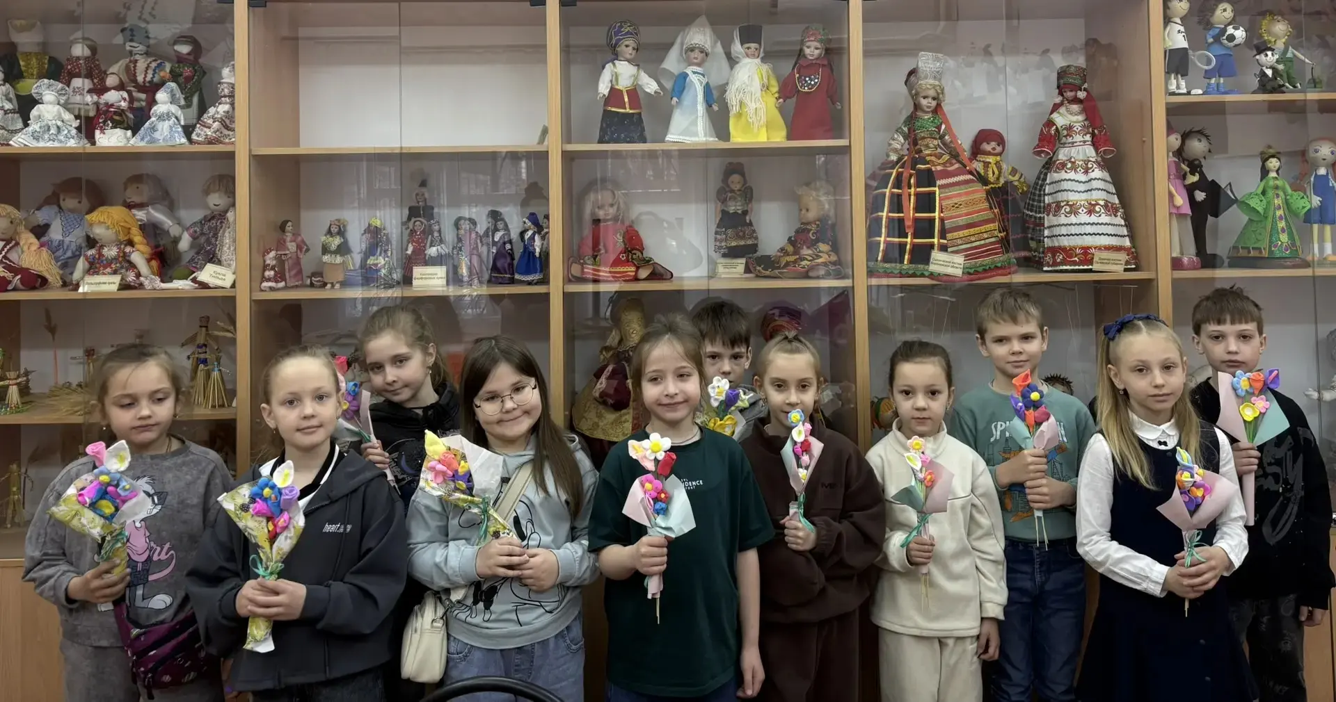 🌷 «Весенний  букет» 🌷      Ученики 1 «А» класса побывали в БЦВР на увлекательном мастер‑классе «Весе