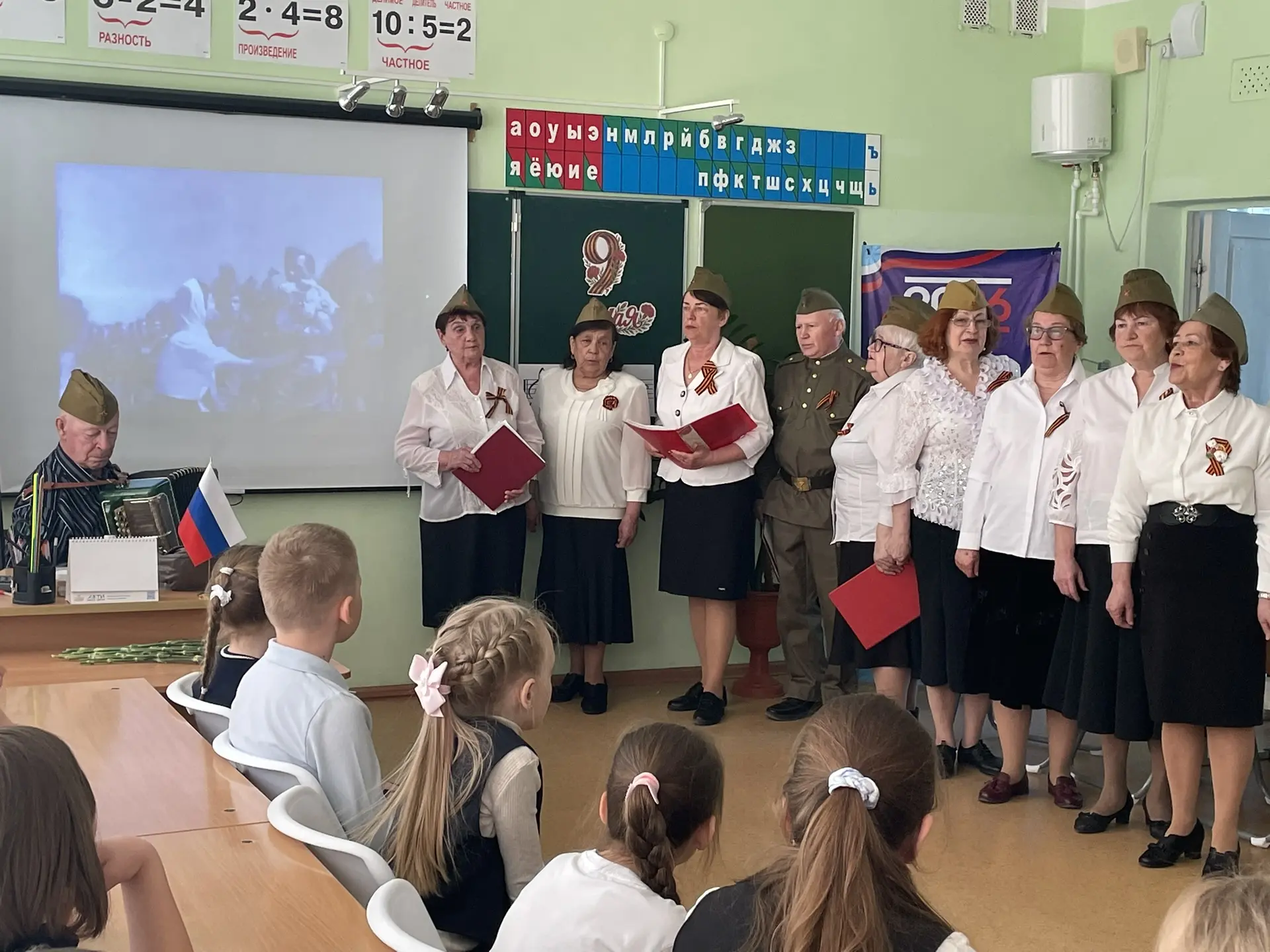 🌟🌟🌟 Встреча поколений  «Песни, с которыми мы победили» 🎶  В Центре детских инициатив состоялась важн