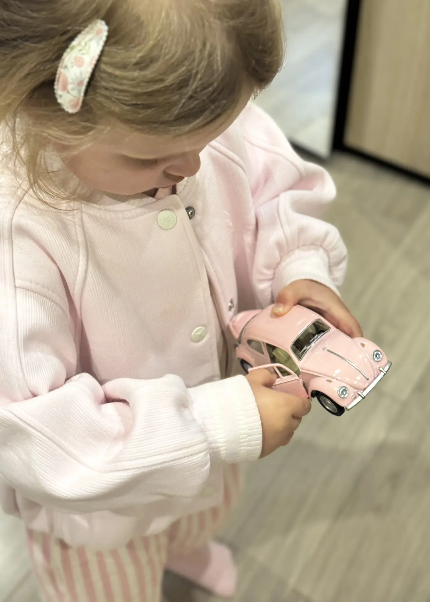 вот и настал тот возраст, когда игрушки подбирают под образ 🎀

из трёх машинок дочка выбрала именно