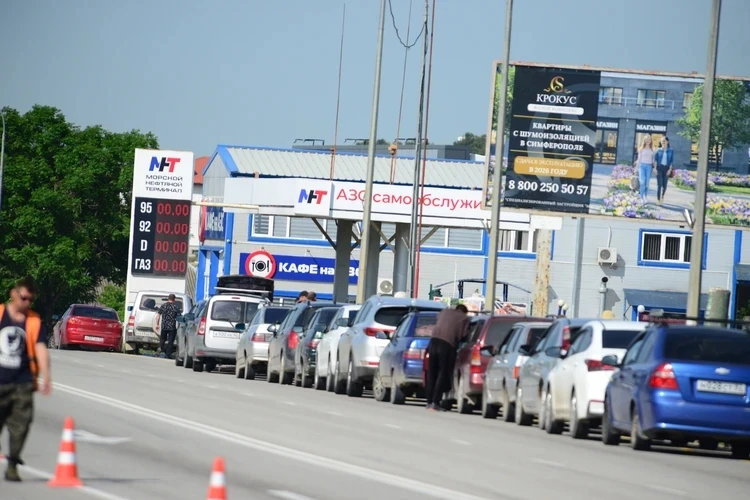 После того, как в Крыму стало больше бензина в свободной продаже, власти полуострова сообщили и о сн
