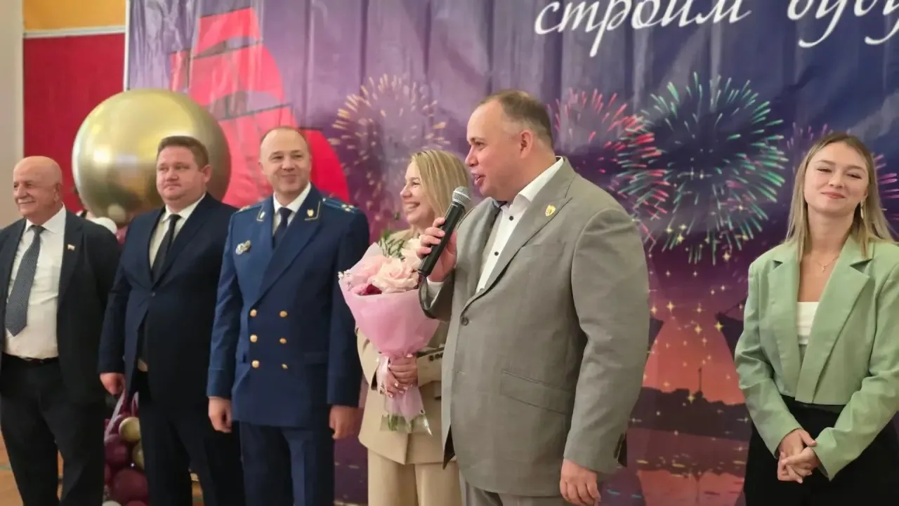 🇷🇺Сегодня в День знаний поздравил ребят-первоклашек, их родителей и, конечно же, учит...
