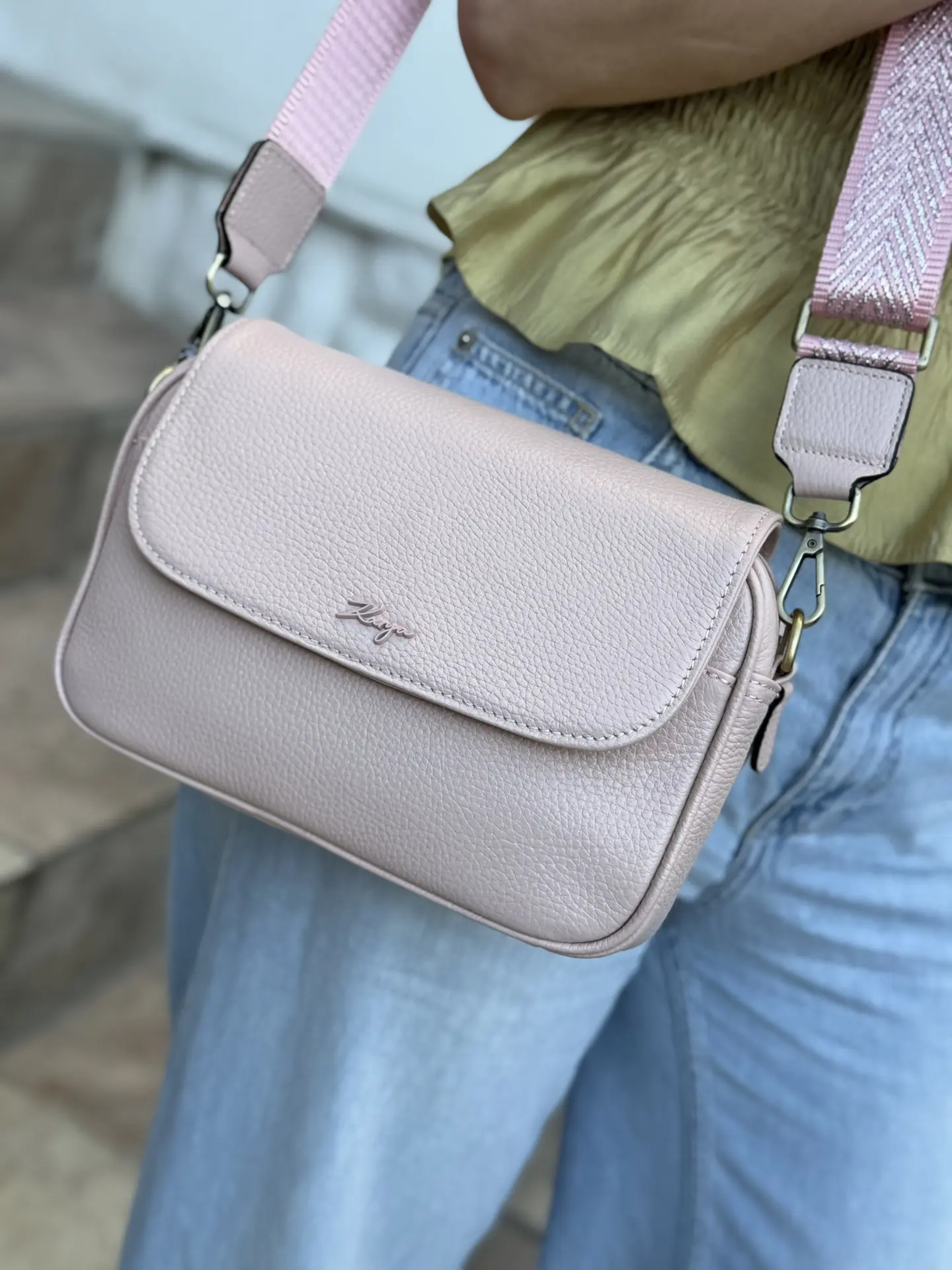 Пудра 🌸 и чёрный 

* стоимость: 9850₽, нат.кожа 🇹🇷
* размер: 23*17*7
* цвета: изумруд, черный, бо