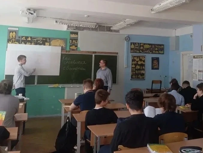 🇷🇺 Традиционно учебная неделя началась с торжественной линейки, поднятия флага и исполнения гимна Ро