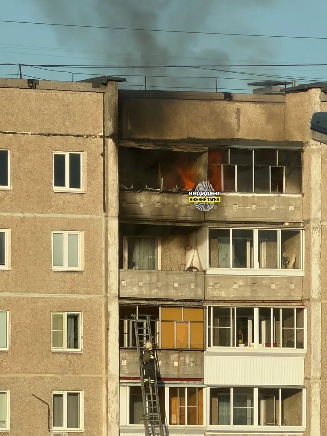 💢 В многоэтажке на улице Зари произошло возгорание на балконе 🔥👨‍🚒🚒