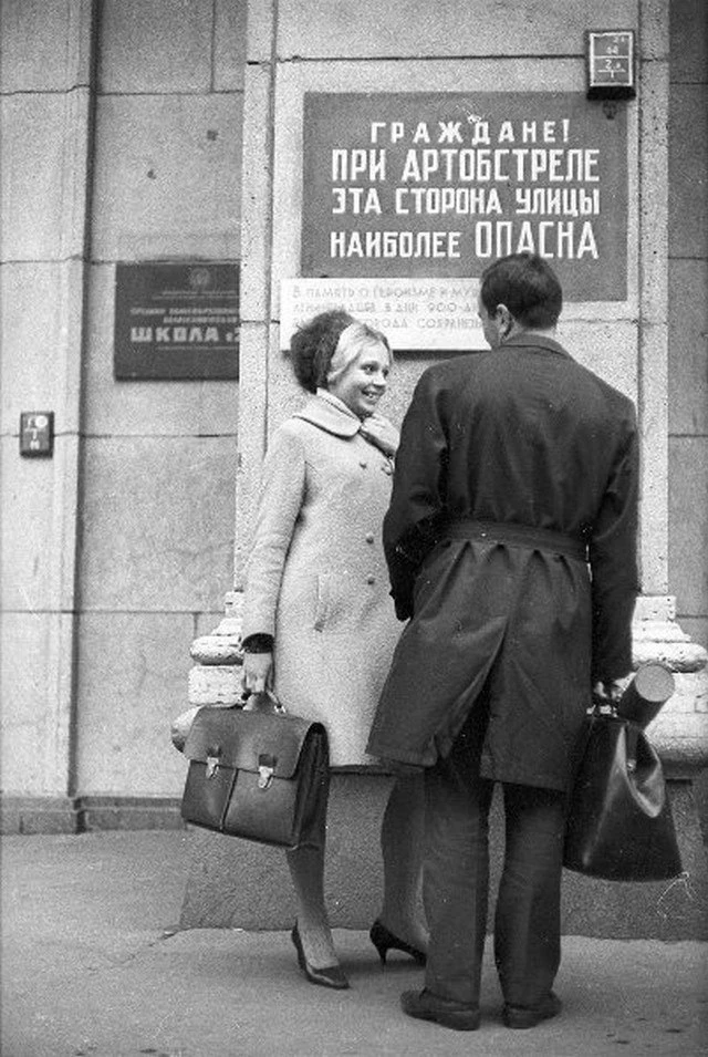 Эту надпись не закрасили специально, чтобы город никогда не забыл цену мирного неба.