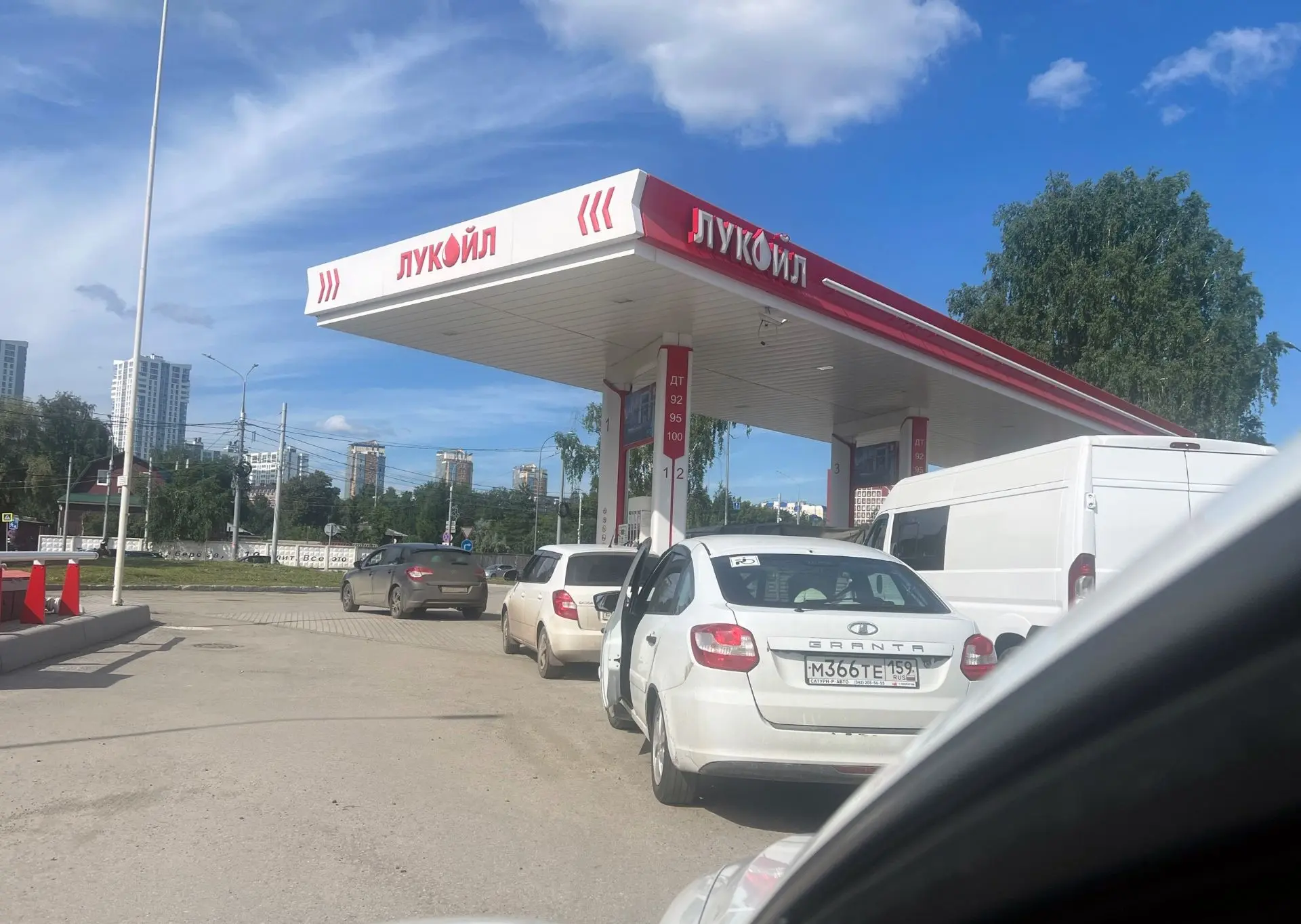 Сегодня в Перми на многих лукойловсих заправках нет в наличии 95 бензина, есть только 9...