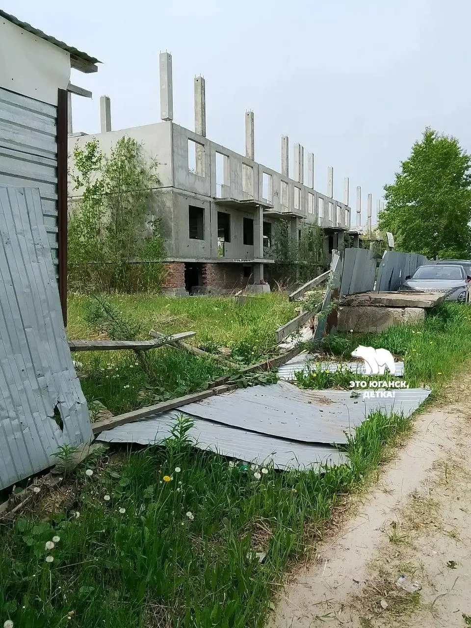 Долгострой уже зарос кустами и травой, забор упал, освещения нет. Это почему так? Неужели никто из в