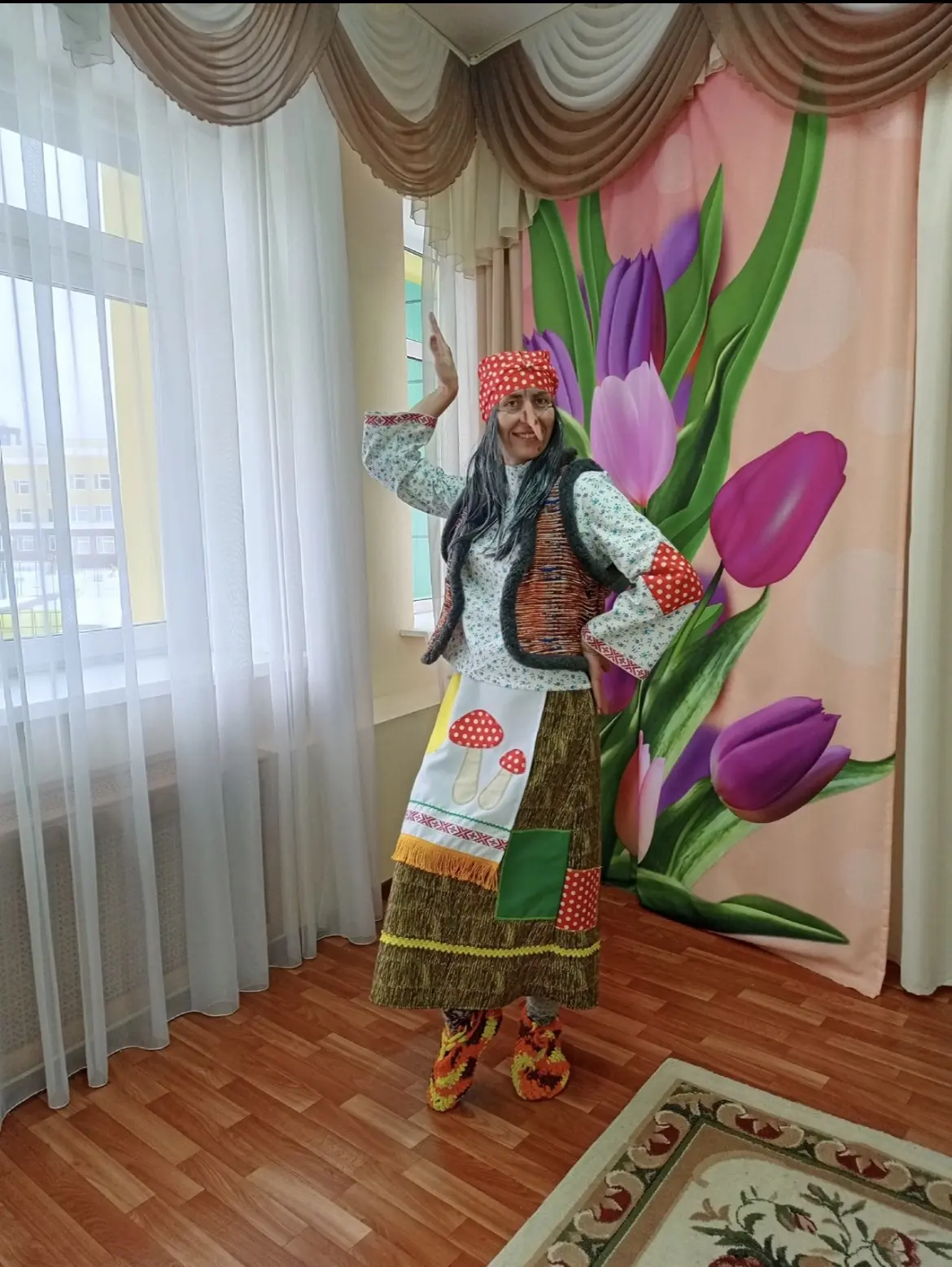 С днём рождения, дорогая Бабушка Яга! 🎂🪄
Пусть твоя избушка всегда стоит на солнечной полянке, а к