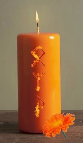 🕯КУПАЛЬСКАЯ СВЕЧА НА БЛАГОПОЛУЧИЕ🕯

Вам понадобится красная или оранжевая свеча, эфирное масло апе