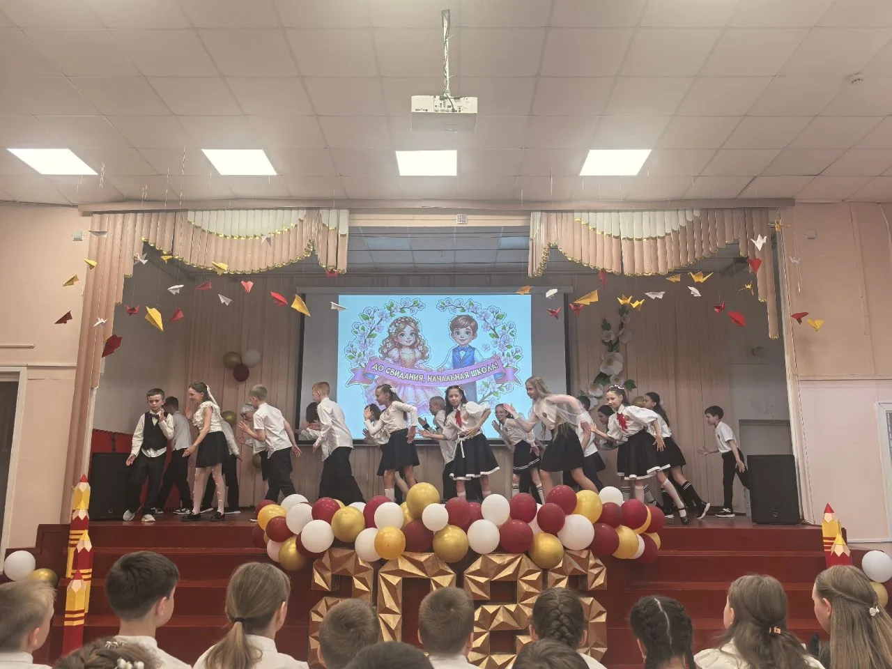 ПРОЩАЙ, НАЧАЛЬНАЯ ШКОЛА!   👫22 мая в ЦО №17 имени А.А. Герасимова состоялся долгожданный выпускной д