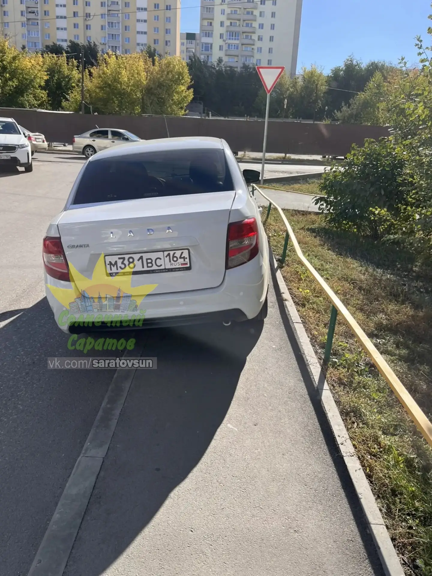 На улице Блинова, 19 стал парковаться на тротуаре и плевать на пешеходов. Надеюсь, что ...