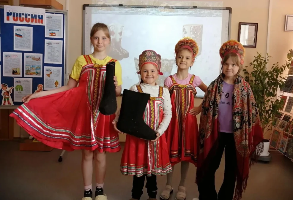 🐻 «Русские символы»: как в библиотеке села Озерское отпраздновали День России

Накануне Дня России 