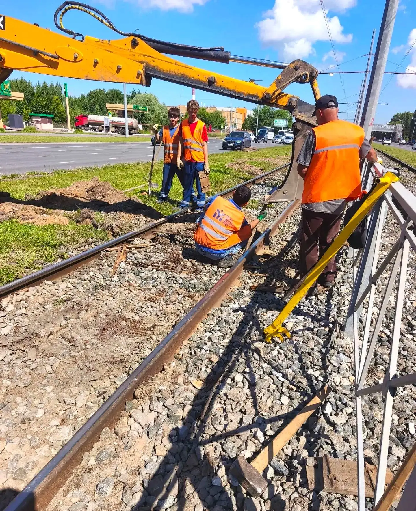 ✨🚃 Трамвайные пути под надежным присмотром

🚃 Сотрудники службы путевого хозяйства наземного транс