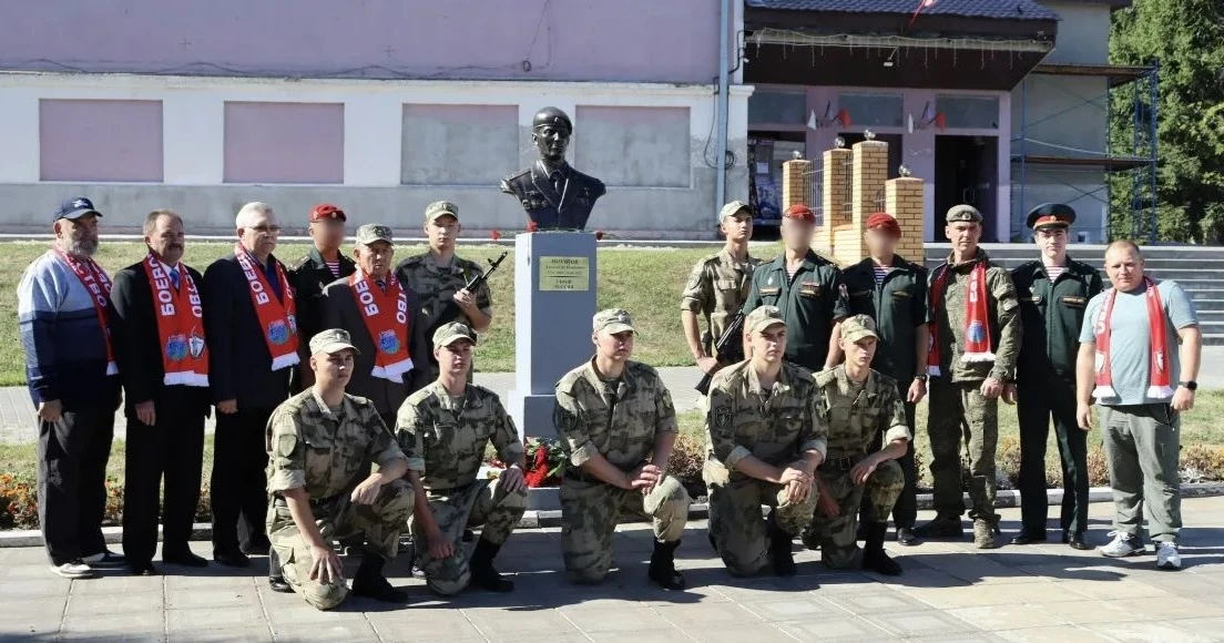 В Саратовской области военнослужащие и сотрудники Росгвардии почтили память бойцов, пог...