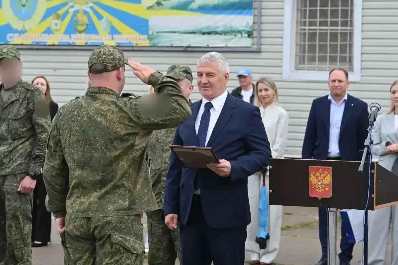 В День Военно-воздушных сил Глава Карелии вручил благодарственные письма военнослужащим...