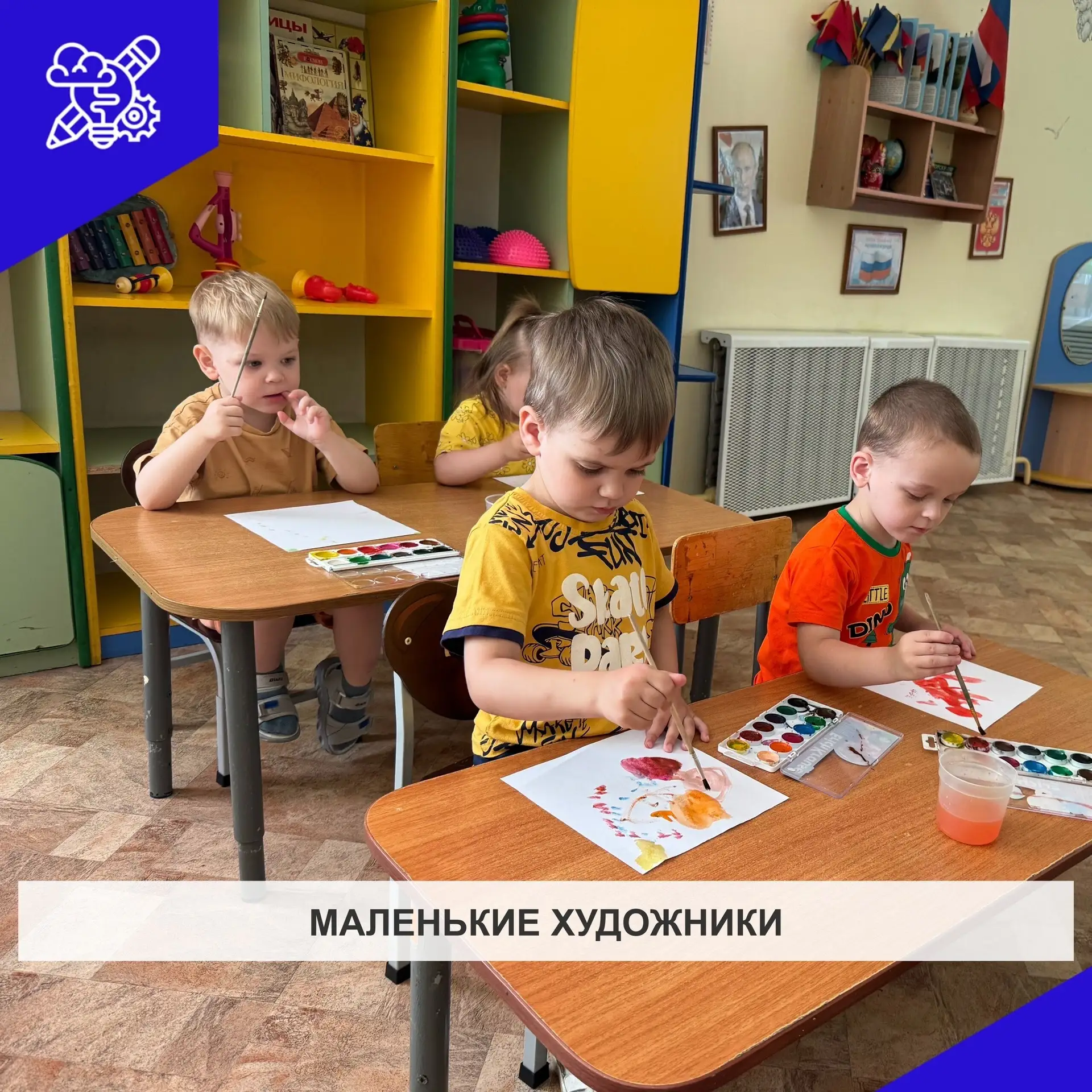 В младшей группе малыши с увлечением раскрашивали платочки для куклы Маши! 
Кто‑то старательно вывод