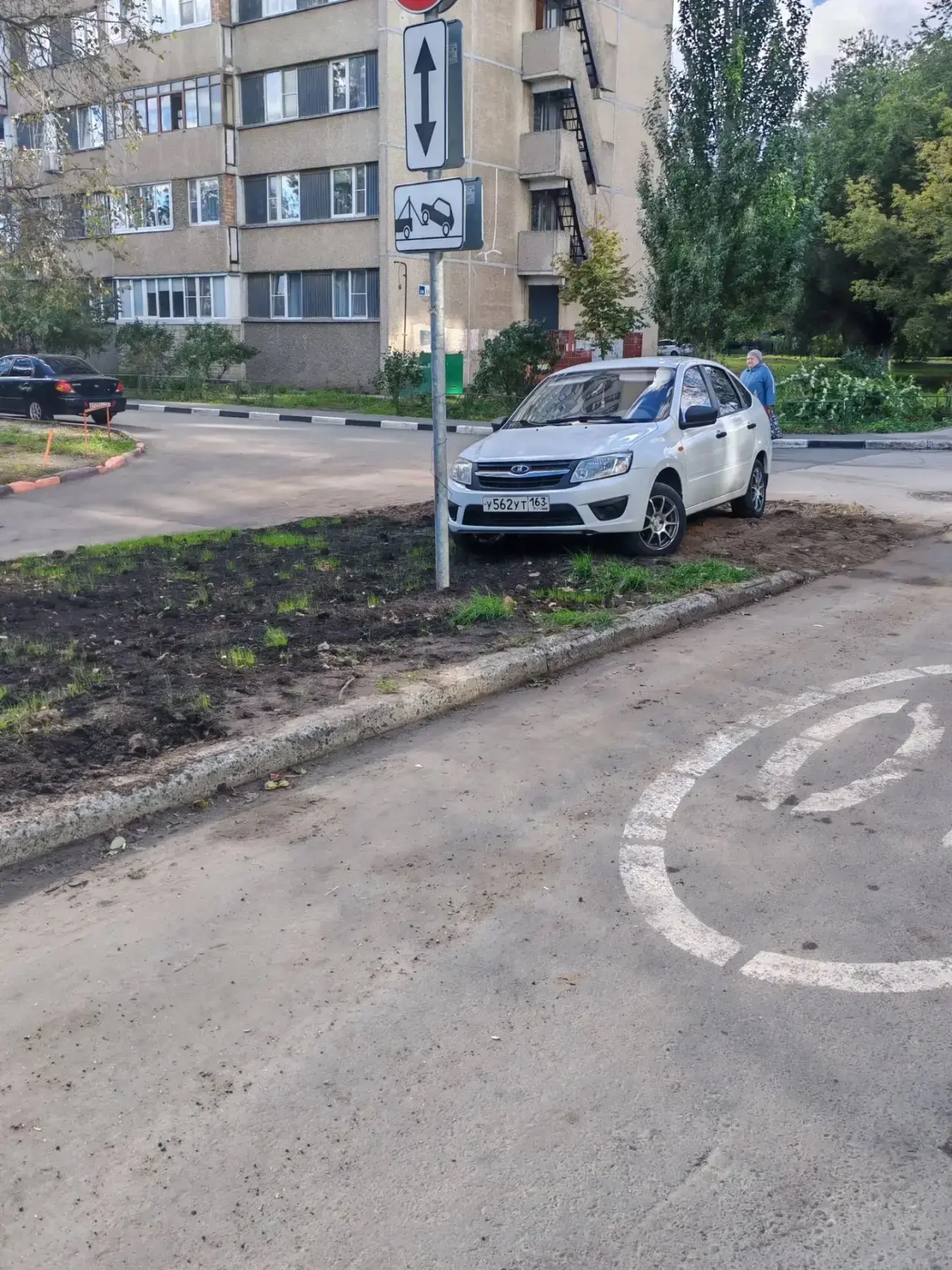 Мурысева,62. Травка,  видимо,  так и не взойдет.