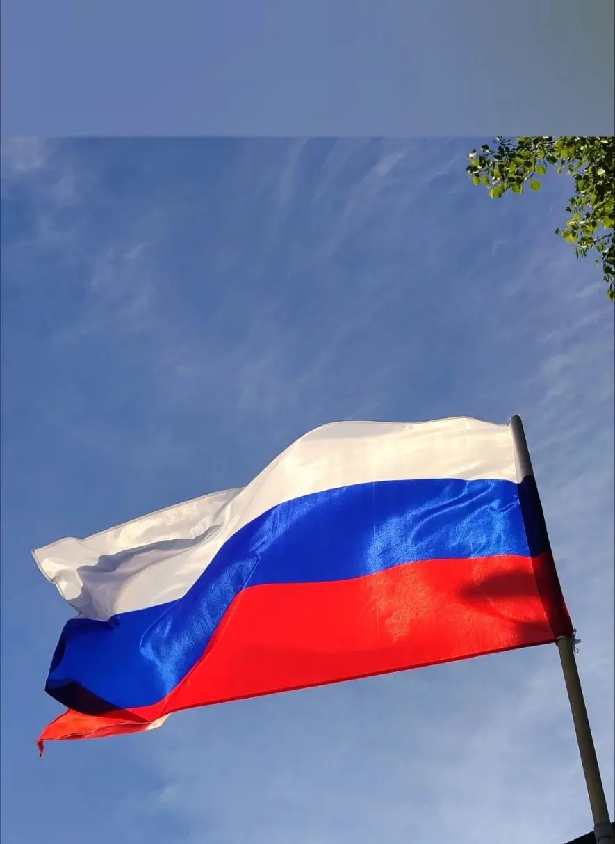 С Днём Государственного флага России! Пусть бело-сине-красный триколор всегда будет сим...