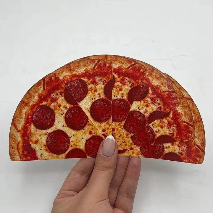 🍕 Игральные карты превратили в пиццу.