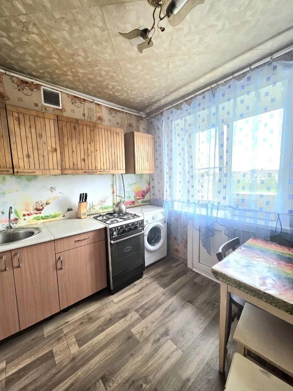 Продам 1ком квартиру 3100000р мебель, техника остаются,  5эт, балкон, Льнокомбинат 89520011800