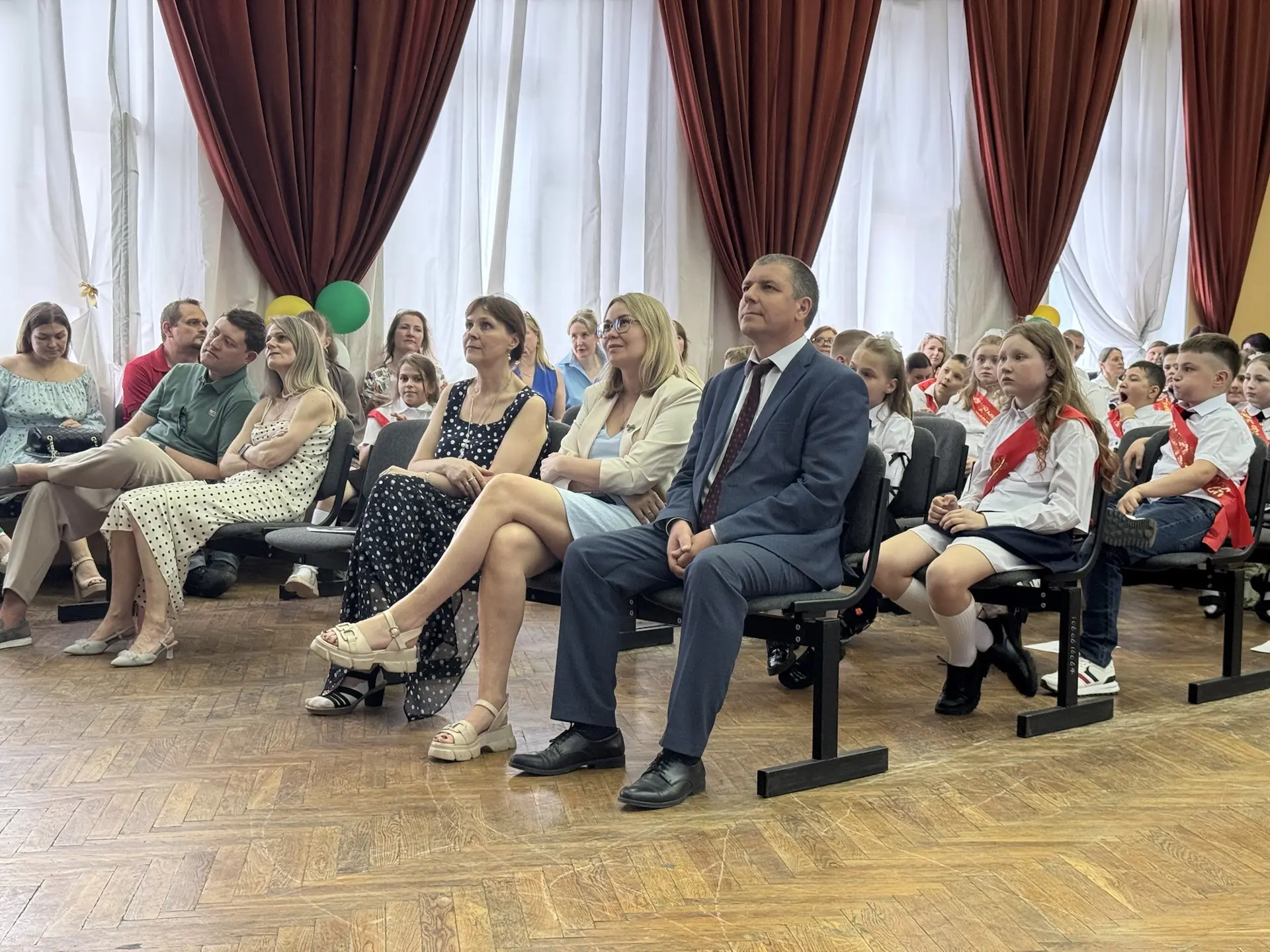 🥳Для наших четвероклассников прозвенел особенный звонок.  Позади — первые уроки, первые оценки, перв