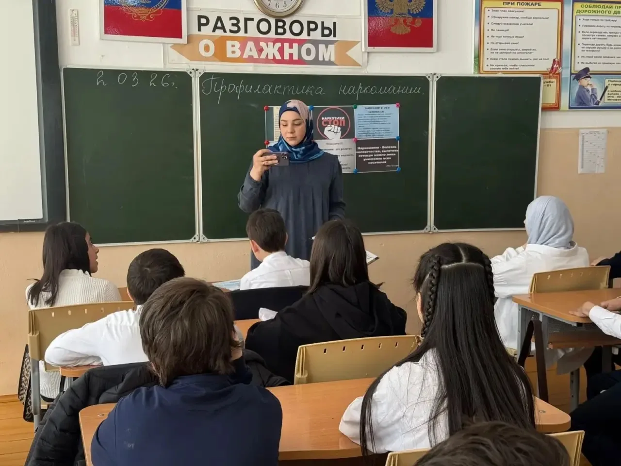 Знать, чтобы не оступиться: встреча шестиклассников с библиотекарем 🚫🧠  На этой неделе в 6-б классе 